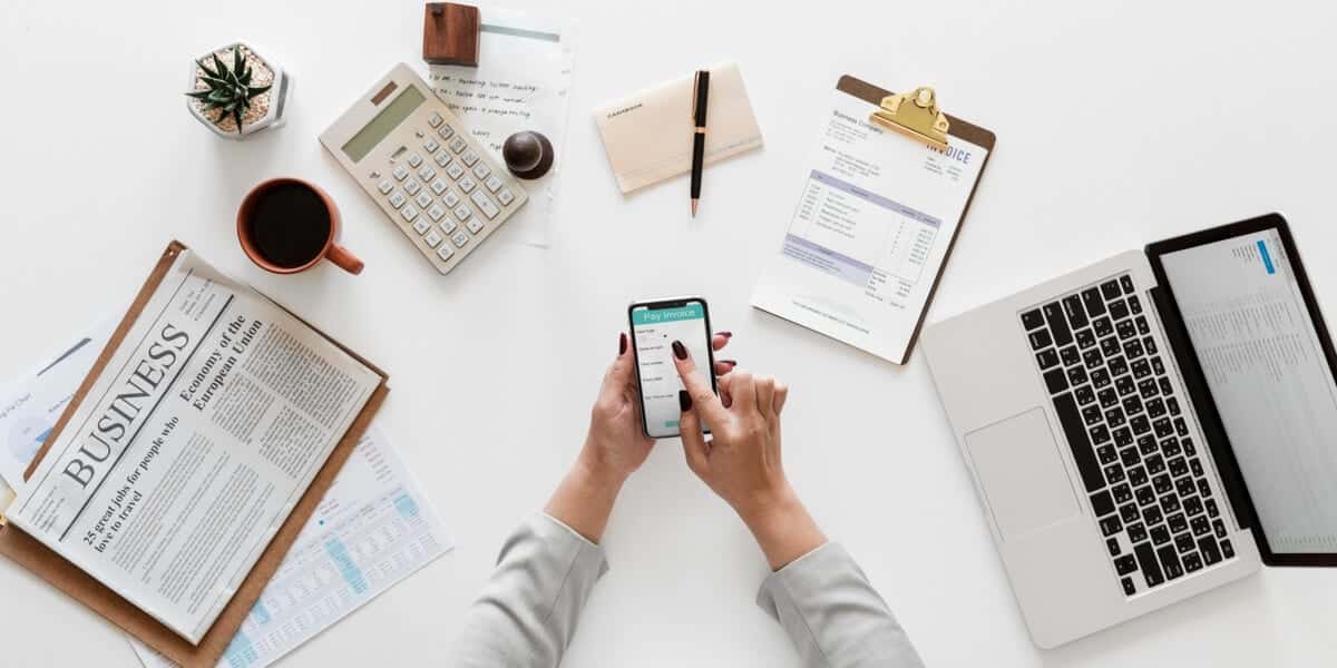 Advantages and Disadvantages of Online Business in 2025