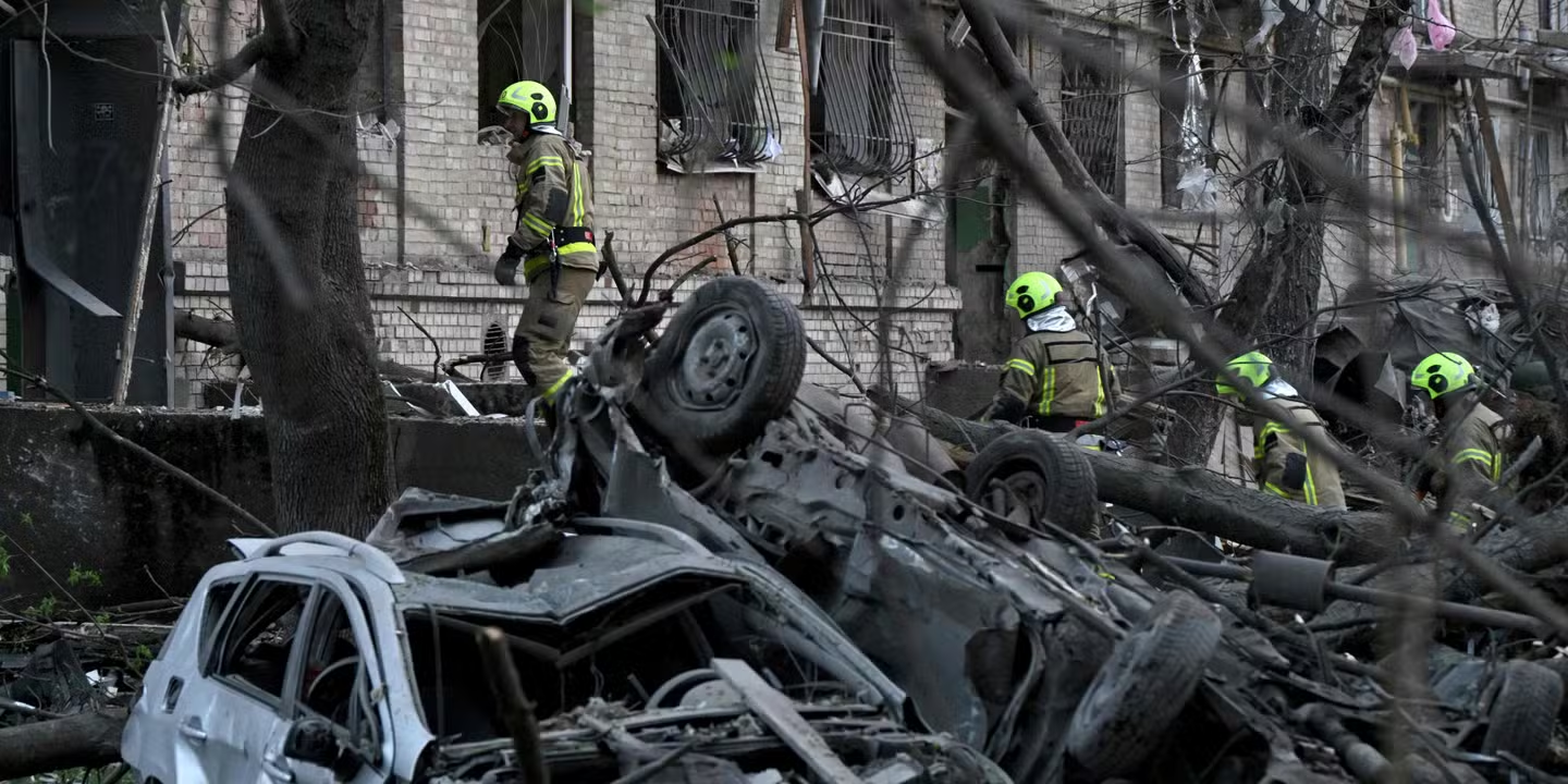 At Least 15 Killed in Intense Russian Strikes on Kyiv Amid Ongoing Conflict