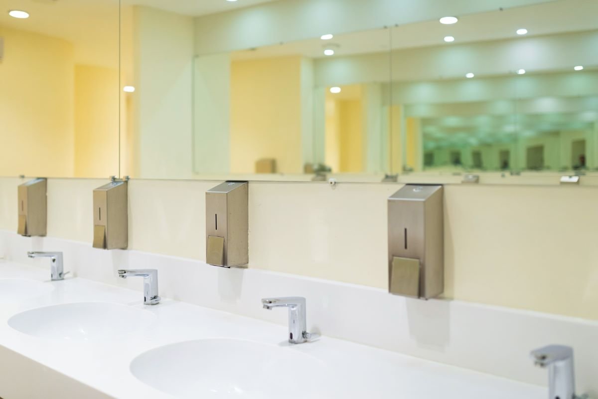 Mistakes To Avoid When Choosing Bathroom Partitions And Accessories